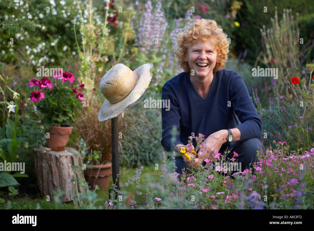 Frau im Garten Modell veröffentlicht Dorset England UK Stockfoto
