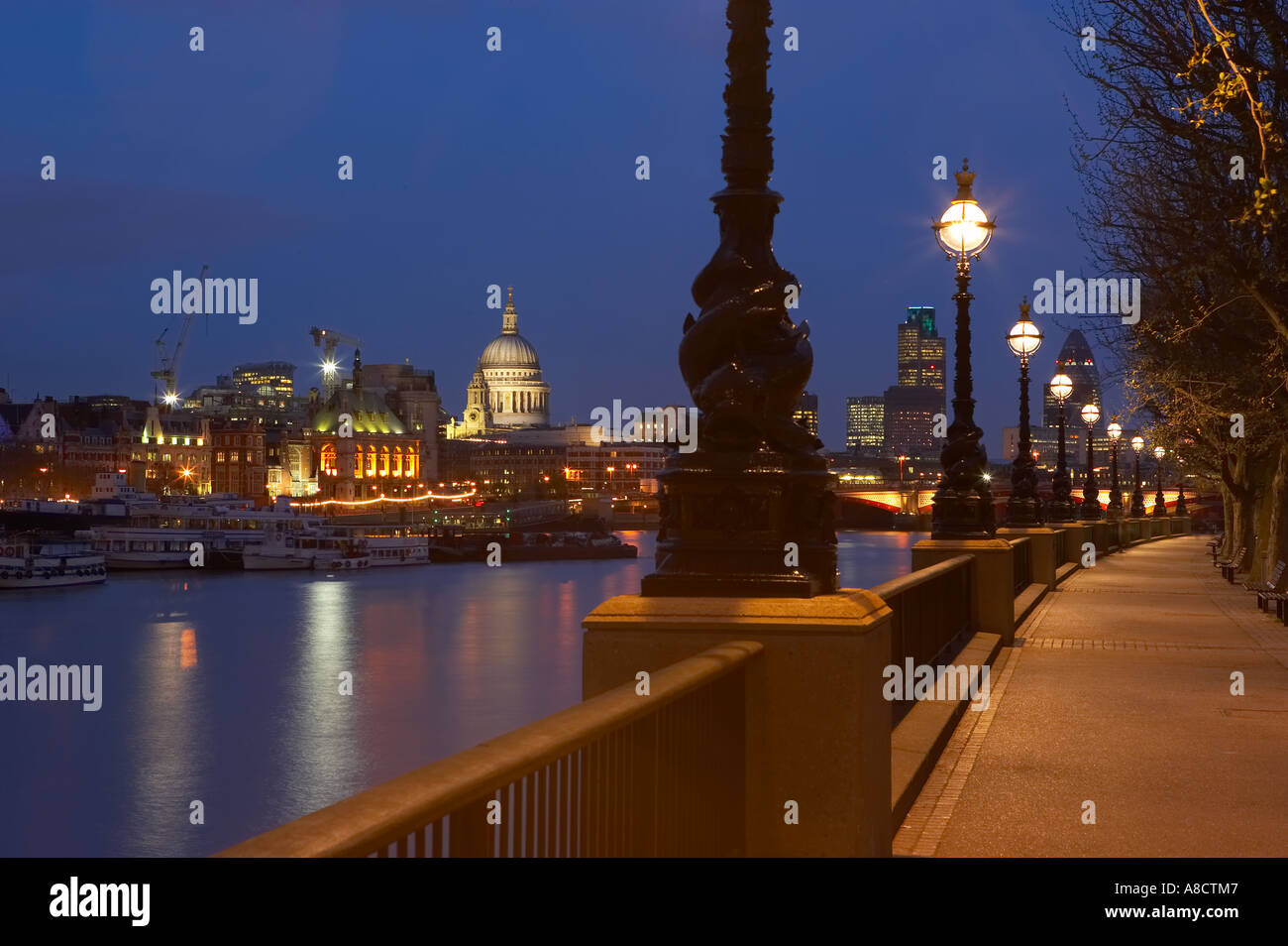 südlichen Ufer der Themse in der Nähe des Nationaltheaters in der Nacht mit St Pauls Cathedral die Skyline der Stadt London Stockfoto