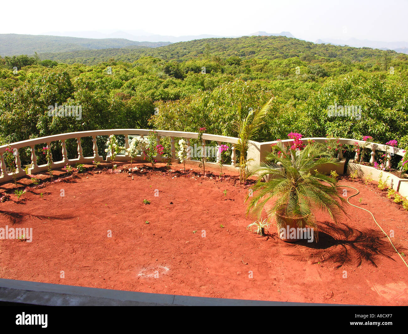 Terrasse-Balkon im Bungalow Garten Mahabaleshwar Maharashtra, Indien Stockfoto