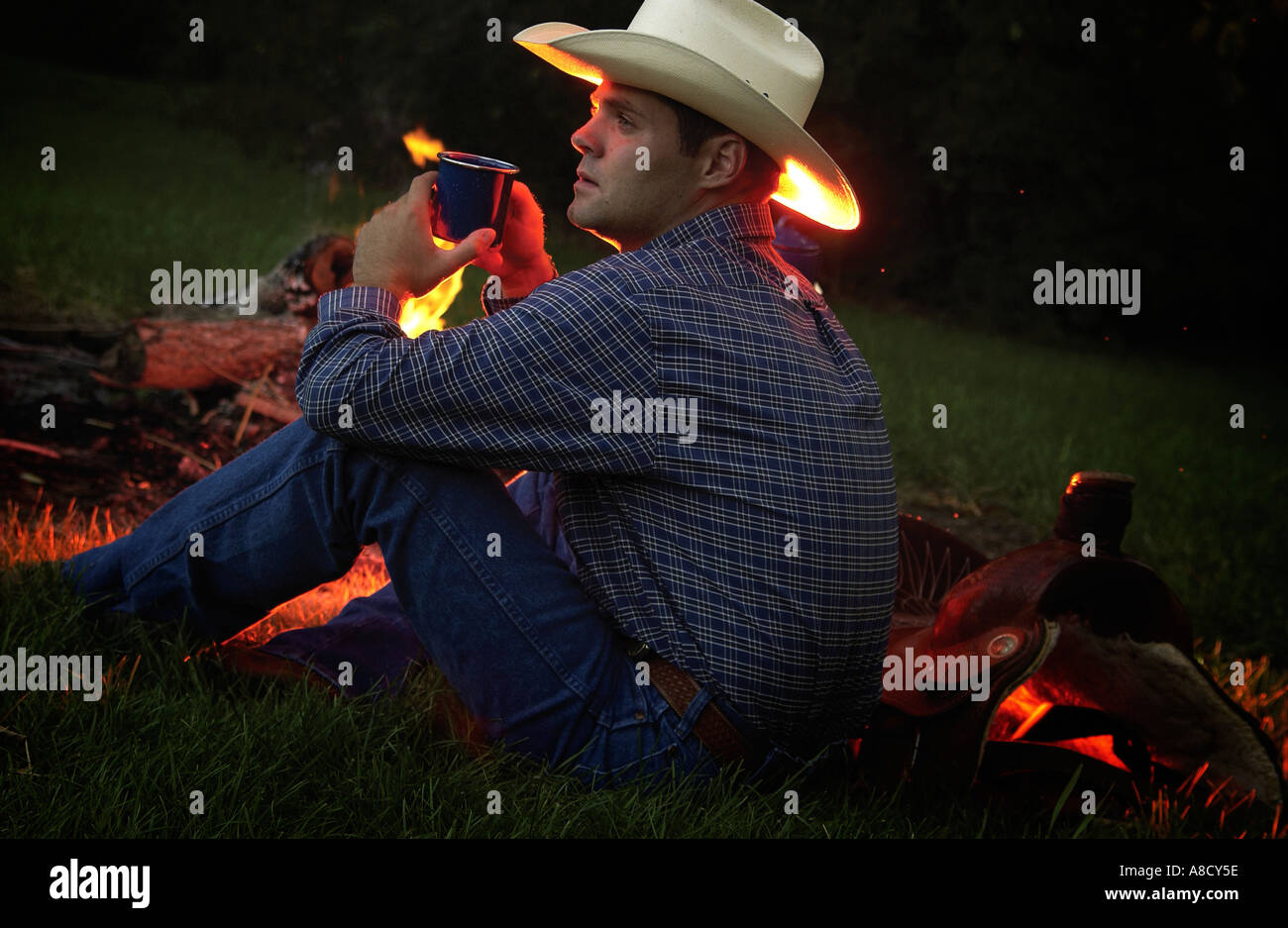 Cowboy in der Nähe von Lagerfeuer Stockfoto
