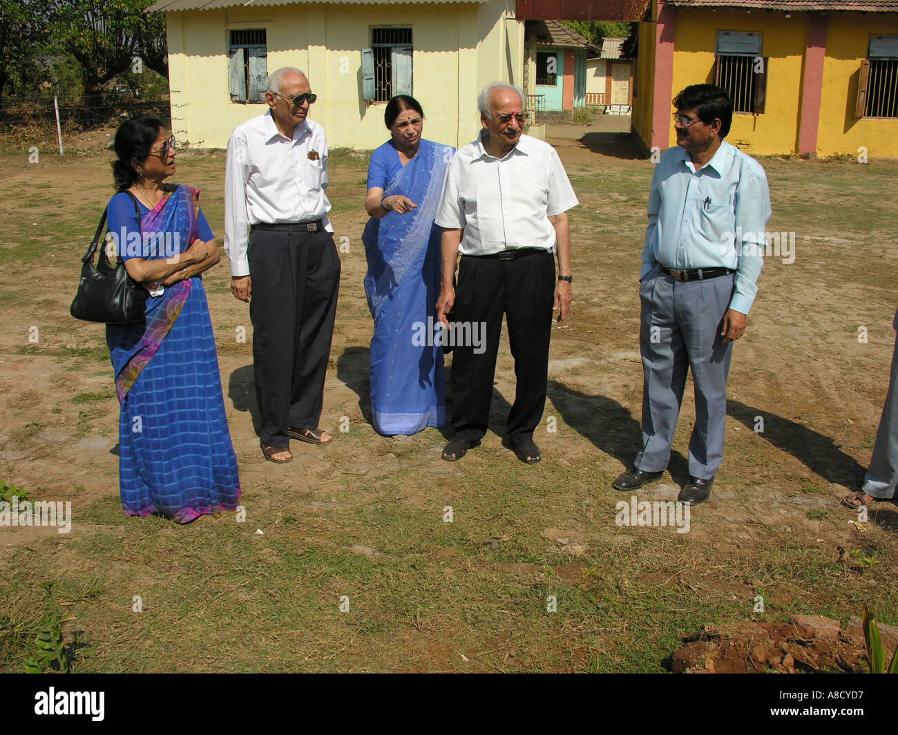 NMJ98693 Besucher bei Moho Zilha Parishad Schule Moho Dorf Panvel Maharashtra India Stockfoto