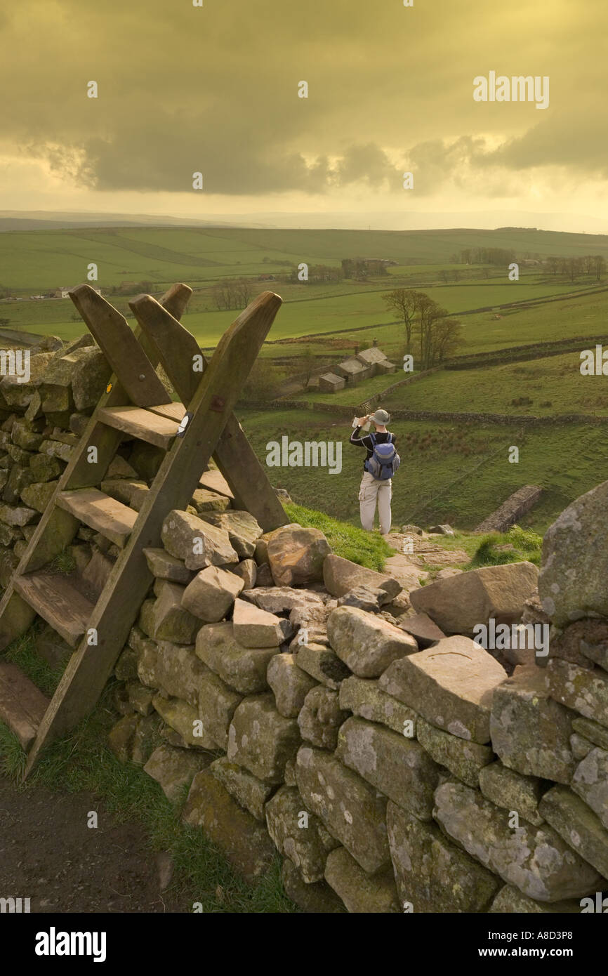 Ein Walker Überprüfung seine Route auf Hadrian Wand in der Nähe von Stahl Rigg, Northumberland Stockfoto