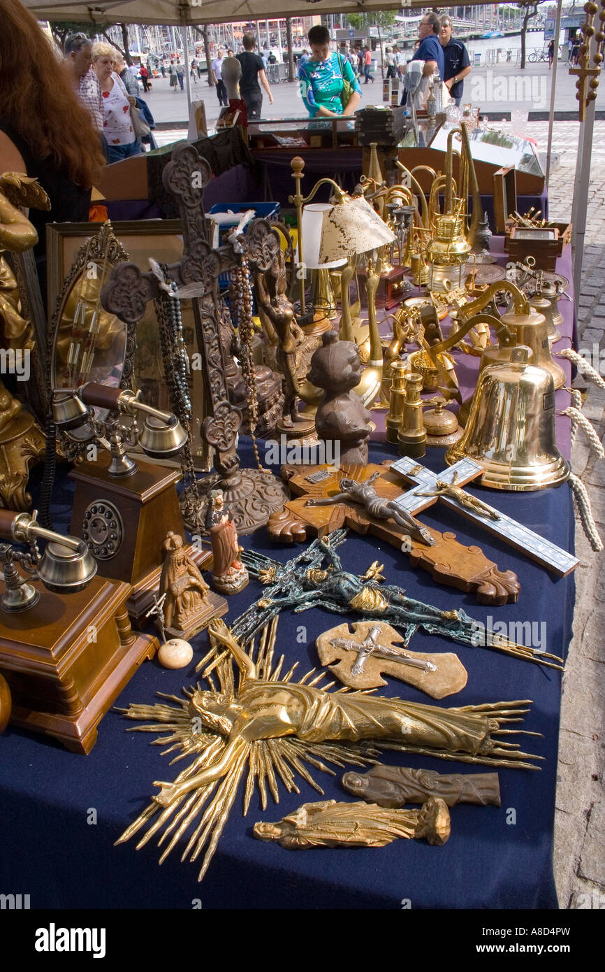 Flohmarkt mit Messingartikel für Verkauf, Telefon, Kruzifix, Glocke Stockfotografie