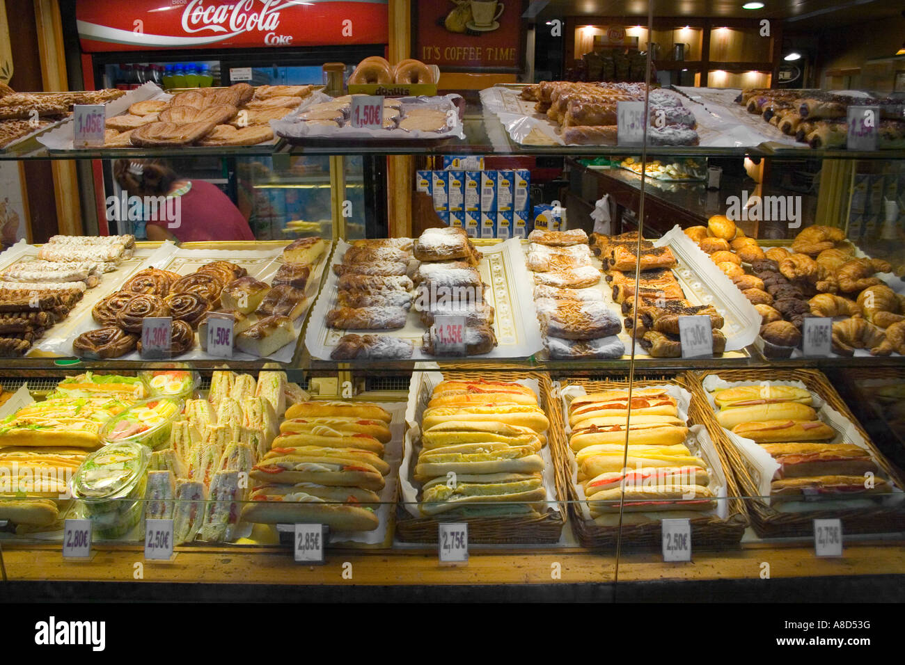 Bäcker Kuchen Schaufenster mit Broten und Kuchen zum Verkauf Spanien Stockfoto