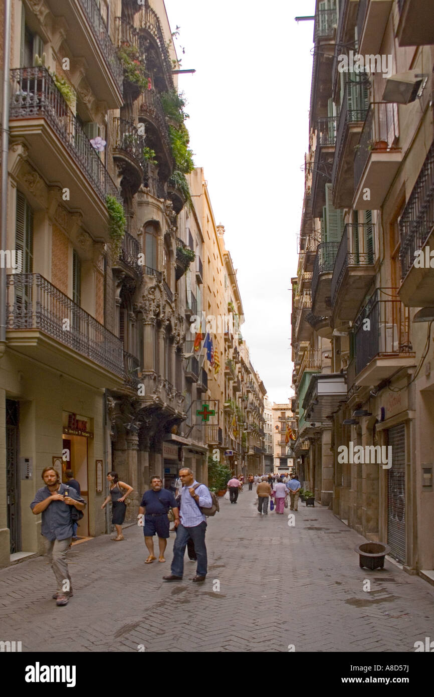 Barcelona Gasse Weg Stadtzentrum Spanien mit hohen Wohnungen beiderseits Stockfoto