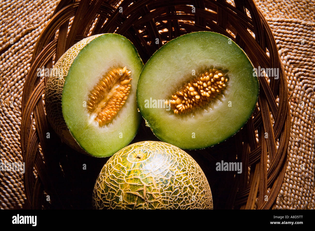 Sharlyn Melone in Scheiben geschnitten in Korb zeigen innere Fruchtfleisch und Samen Stockfoto