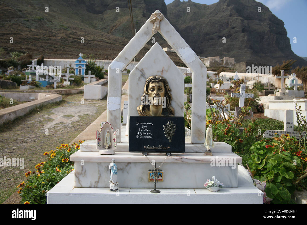 Grabstein auf einem Friedhof in Ponta do Sol, Santo Antao Stockfoto