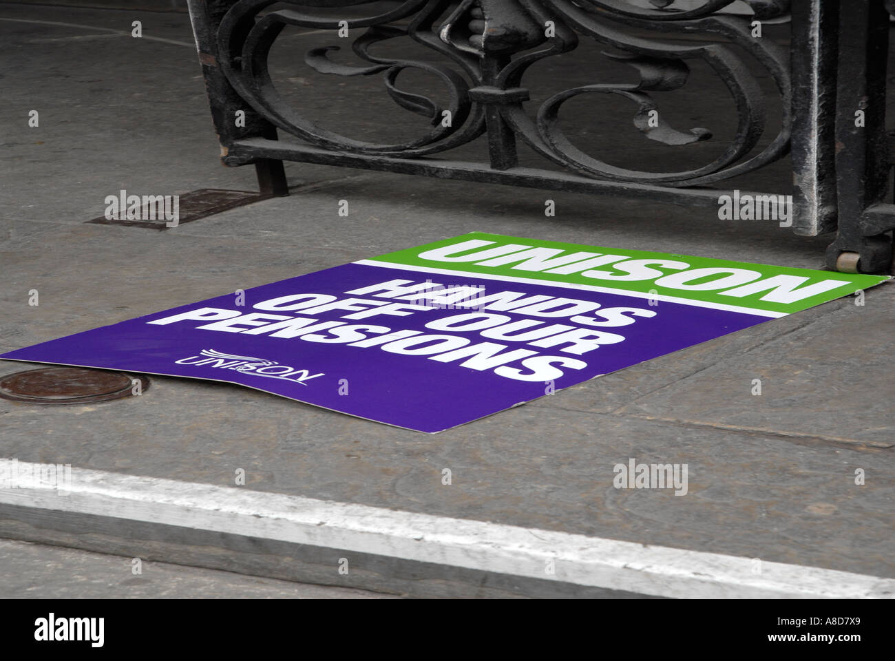 Unison Plakat Hände weg von unseren Renten auf den Stufen des Rathauses von Oxford verworfen Stockfoto