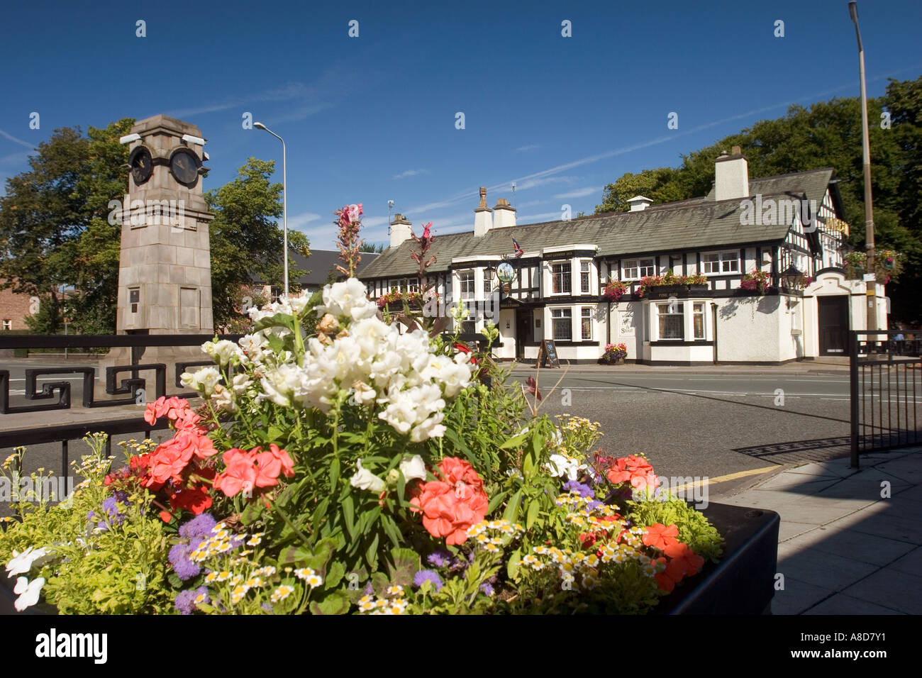 Cheshire Stockport Gatley Clock Tower und Pferd und Hufschmied