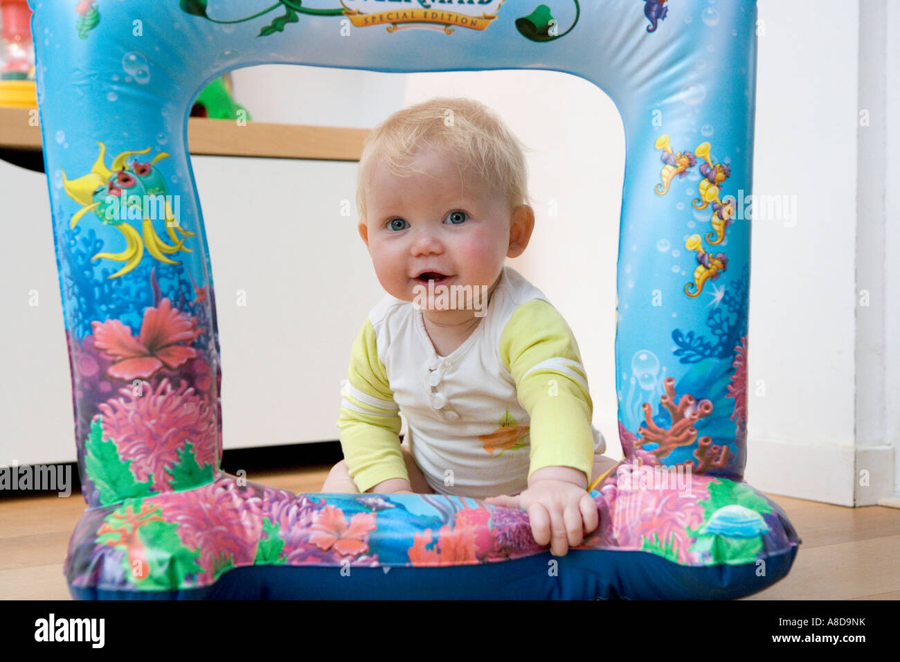 Blick durch ein Spielzeug Baby Stockfoto