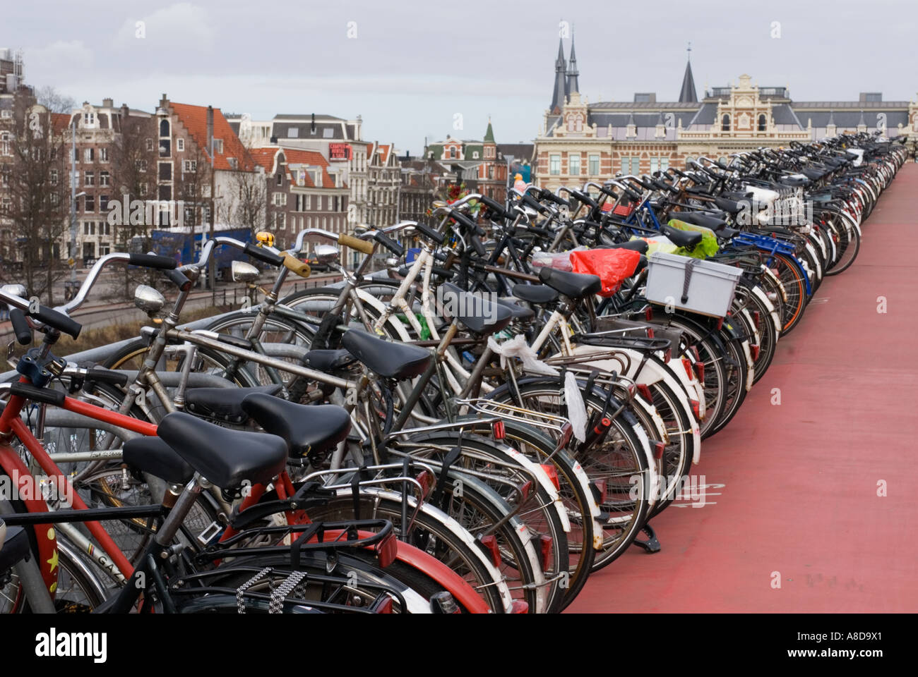 Viele geparkte Fahrräder in Parkzone in der Nähe von Centraal Station im zentralen Amsterdam Niederlande Stockfoto