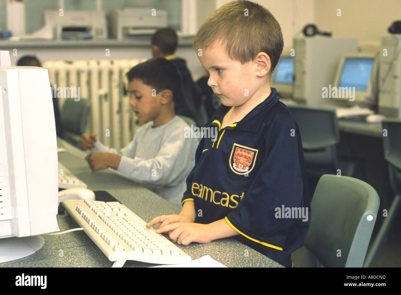 Grundschule-Unterricht mit Kindern am Computer Stockfoto