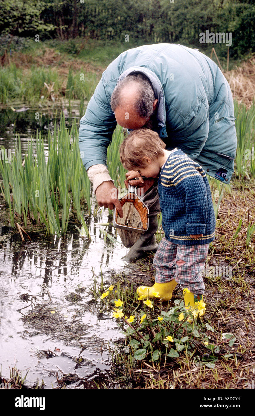 Grundschule, Ausflug mit Kindern besuchen einen Teich Stockfoto