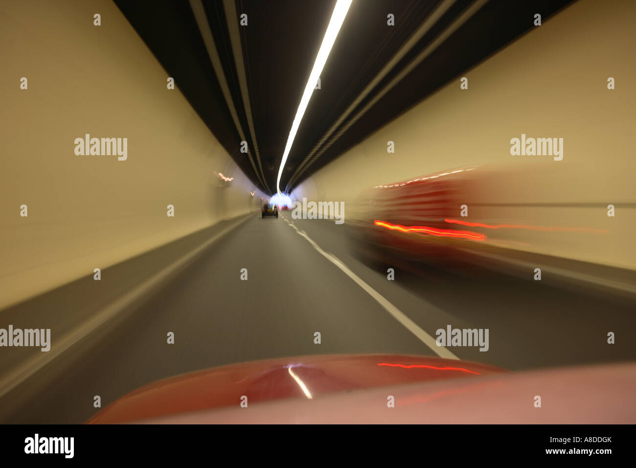 Während Der Fahrt In Einem Tunnel Haben Sie Ihr Fahrzeug Beschleunigung durch den tunnel -Fotos und -Bildmaterial in hoher