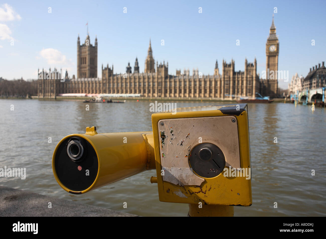 Elizabeth Tower und der Palace of Westminster gesehen aus über den Fluss Themse London England Stockfoto