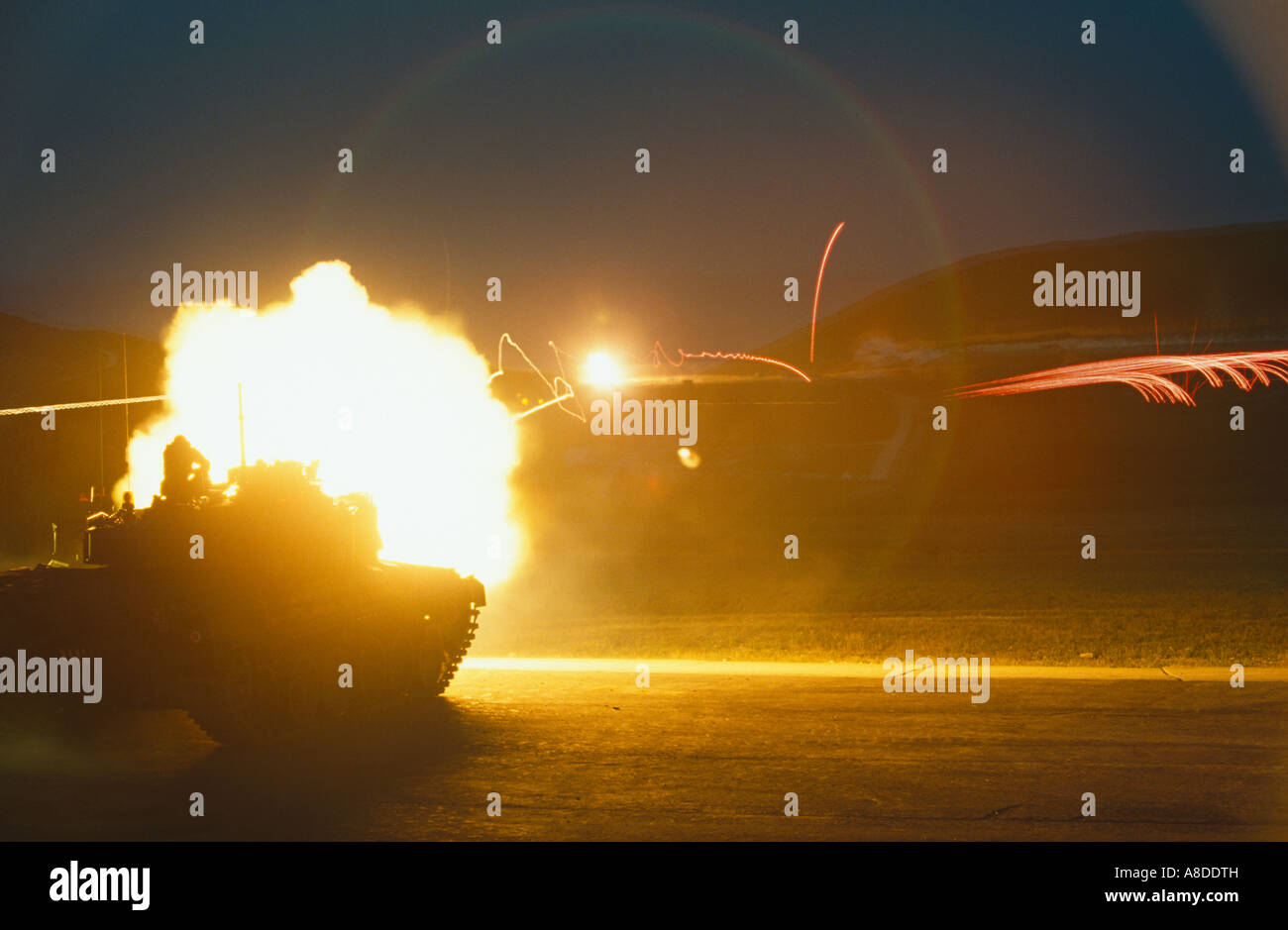 Challenger 2 Tank des Royal Tank Regiment feuert scharfe Munition in der Nacht auf die Lulworth reicht Dorset-England Stockfoto