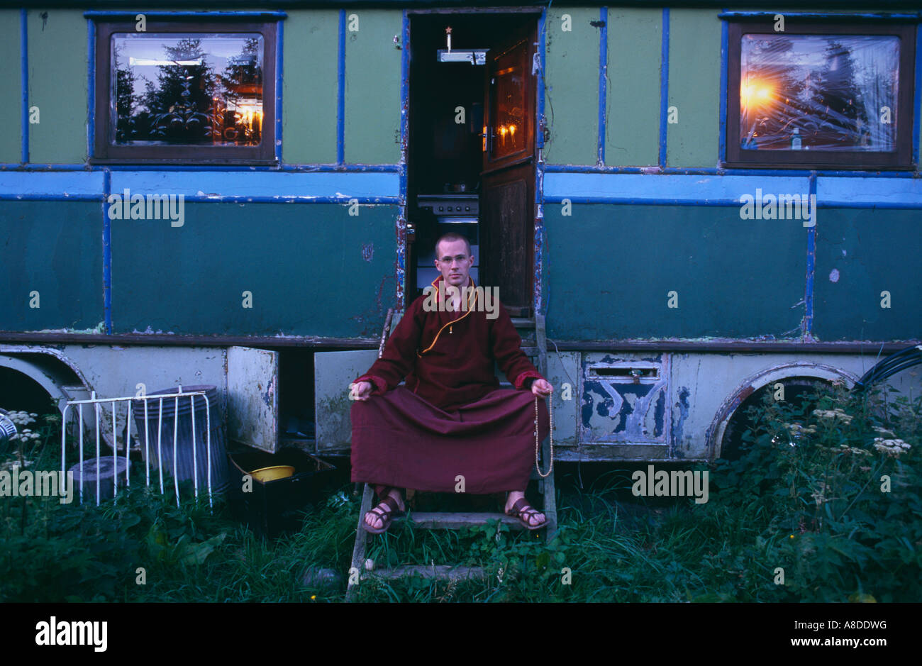 Westlichen Mönch nach tibetischen Buddhismus setzt durch seine Heimat Zirkuswagen an schottischen Samye Ling Kloster Eskdalemuir Stockfoto