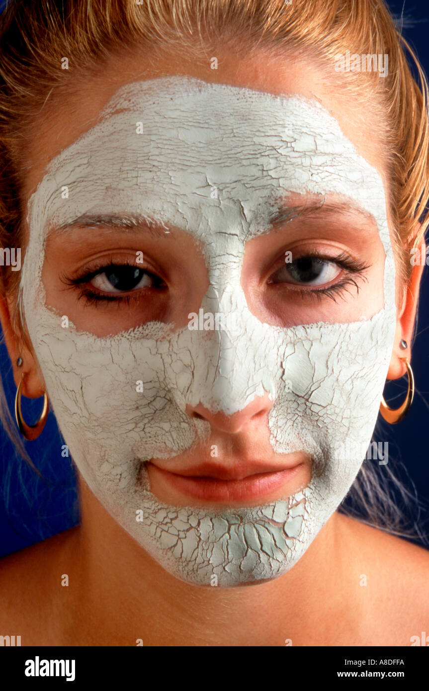 Frau mit Moorpackung während Gesichtsbehandlung Stockfoto