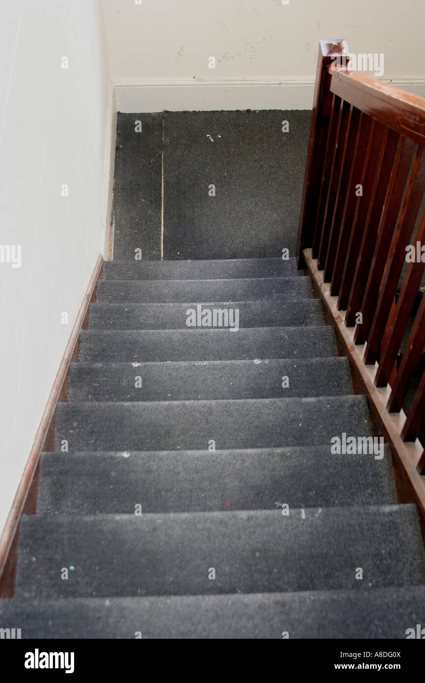 schlampige Teppich im Treppenhaus Wohnblocks in Malvern, Worcstershire, uk Stockfoto