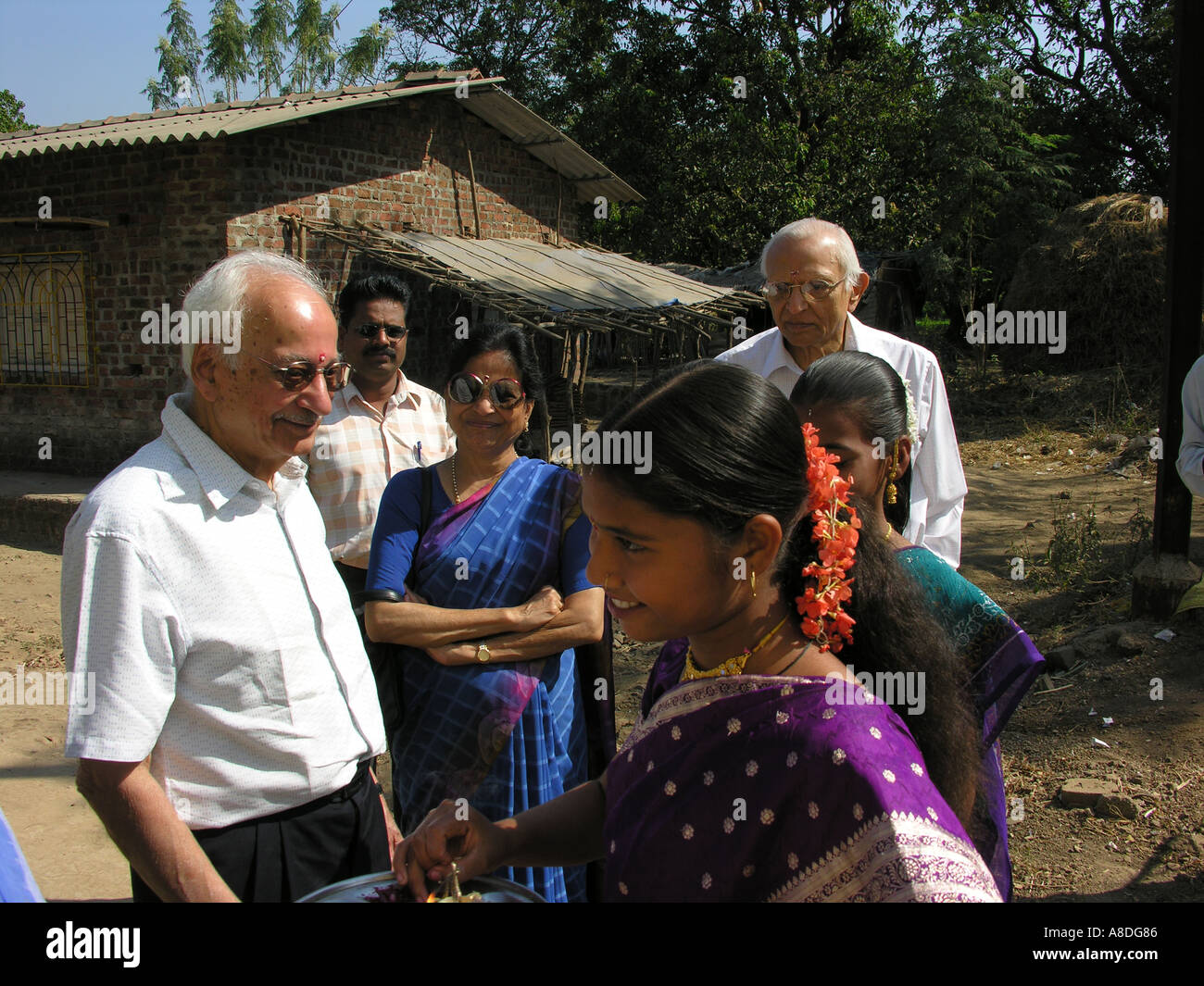 NMJ98628 Besucher bei Moho Dorf Panvel Maharashtra India Stockfoto