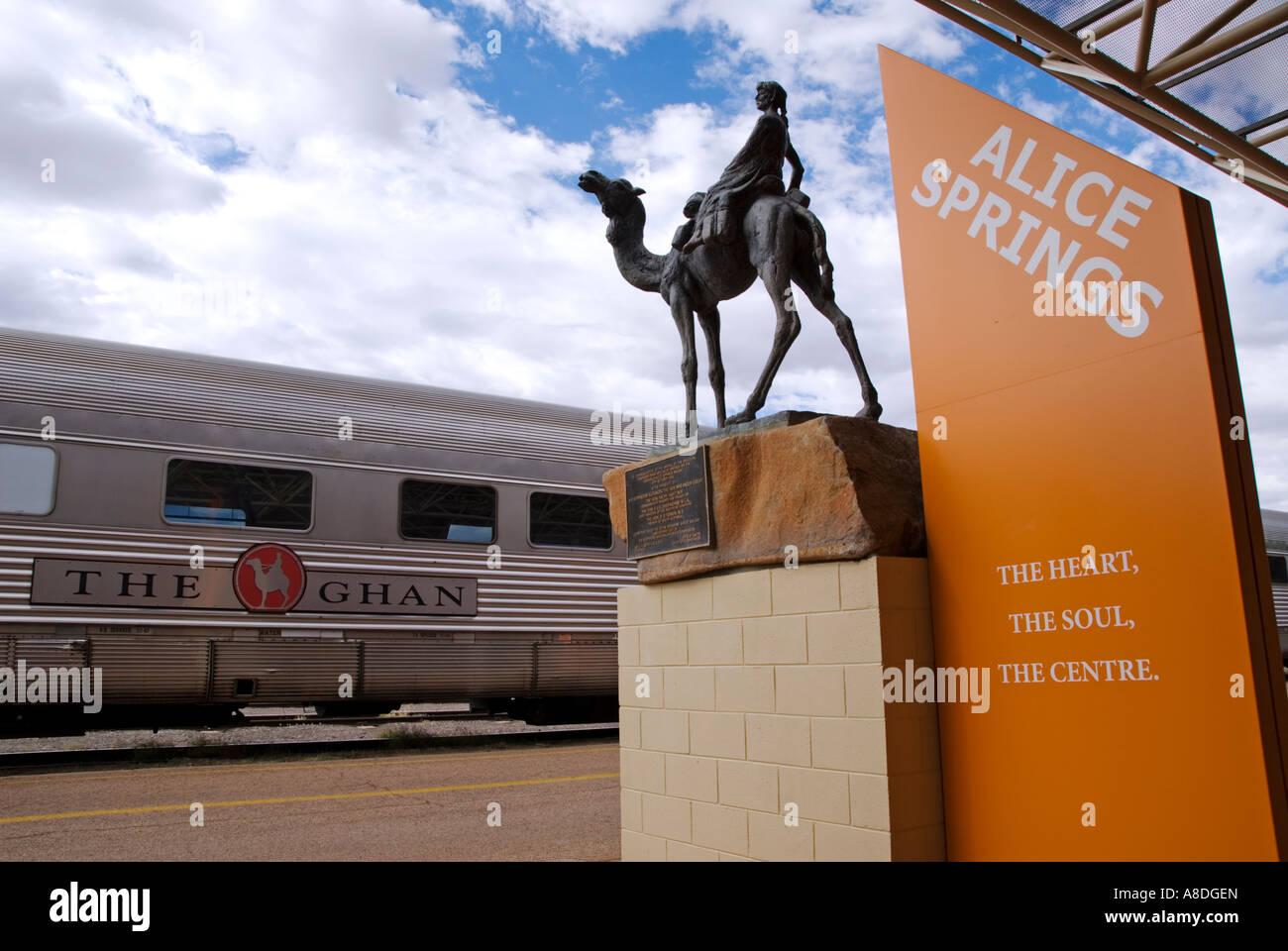 Detail der Statue auf Plattform mit Ghan Zug nach hinten bei Alice Springs Railway Station in Northern Territories Australien 2007 Stockfoto