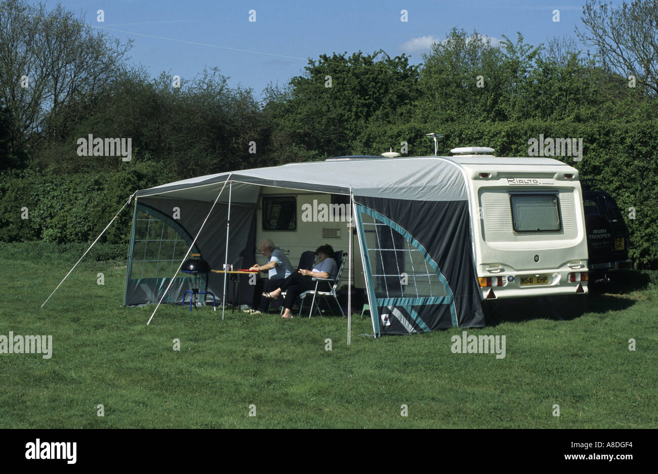 Wohnwagen mit Vorzelt bei Wohnwagen-Rallye in Warwickshire, England, UK Stockfoto