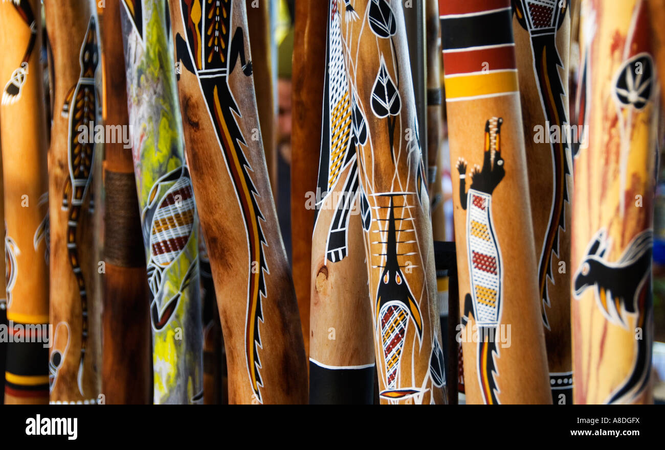 Farbenfrohe Digeridoos zum Verkauf auf dem Mindil Beach Sunset Market in Darwin Northern Territories Australien Stockfoto