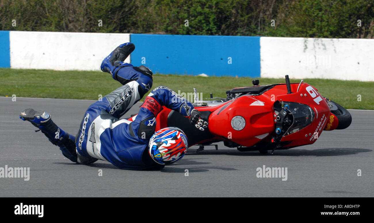 MOTORRADFAHRER STÜRZT AUF EINEN TRACKDAY IN DONINGTON PARK RACE TRACK, ENGLAND, VEREINIGTES KÖNIGREICH. Stockfoto