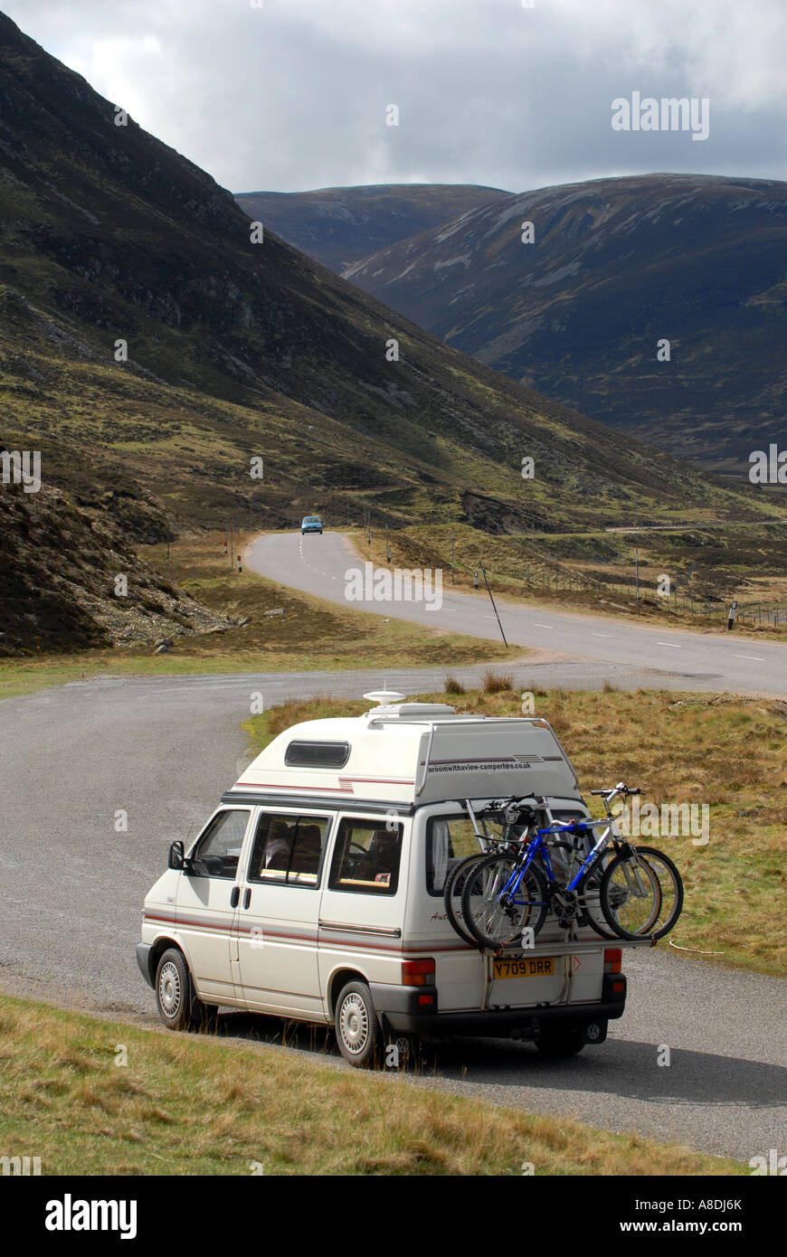 VOLKSWAGEN WOHNMOBIL AUF EINER RUNDREISE IN DEN SCHOTTISCHEN HIGHLANDS.UK Stockfoto