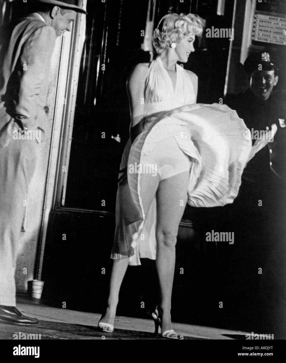THE SEVEN YEAR ITCH - Marilyn Monroe am Set des Films 1955 TCF mit Tom Ewell auf der linken Seite Stockfoto