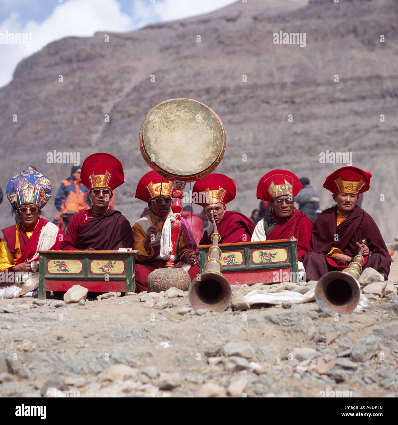 Tibet Mönche spielen Lange Hörner Tibet Asien Stockfoto