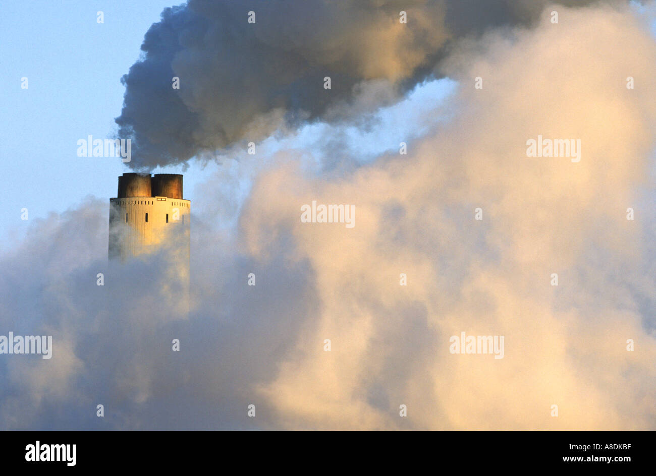 Radcliff Kraftwerk, Dampf aus Kühltürmen rund um den Turm, Nottinghamshire, Großbritannien Stockfoto