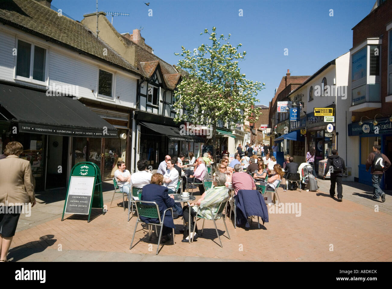 Straßencafé-Kultur in einer Seitenstraße in der Nähe von Kingston nach Themse Marktplatz Stockfoto