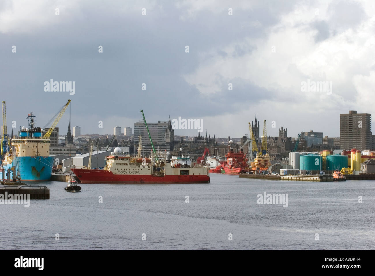 Aberdeen Scottish Harbor Boote, Fähren und Docks mit dem City Centre Beyond, Aberdeenshire, Schottland, großbritannien Stockfoto