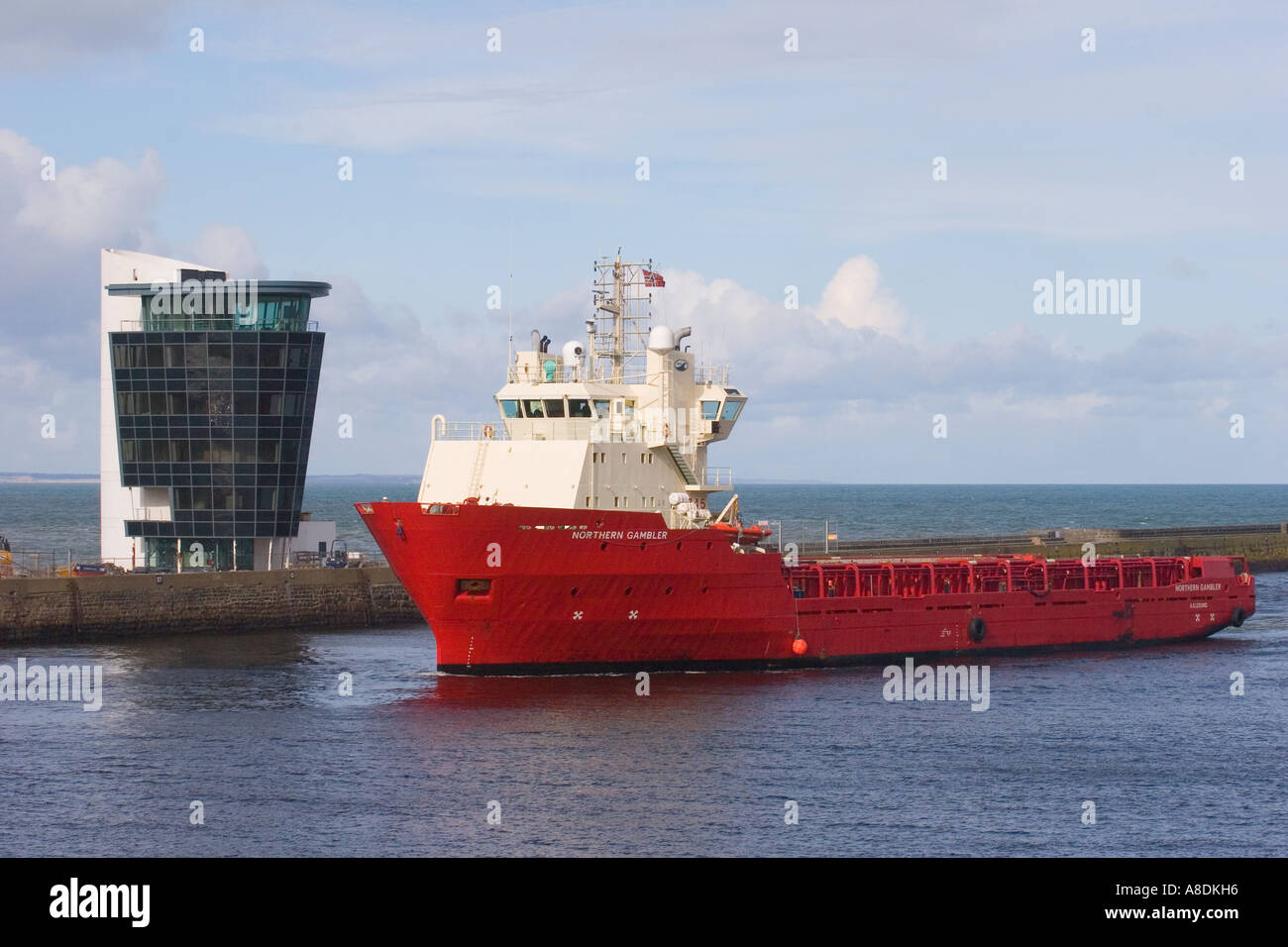 Offshore-Versorgung Schiff passiert Navigation Kontrollturm Zentrum im Aberdeen Hafen, Aberdeenshire, Schottland uk Stockfoto