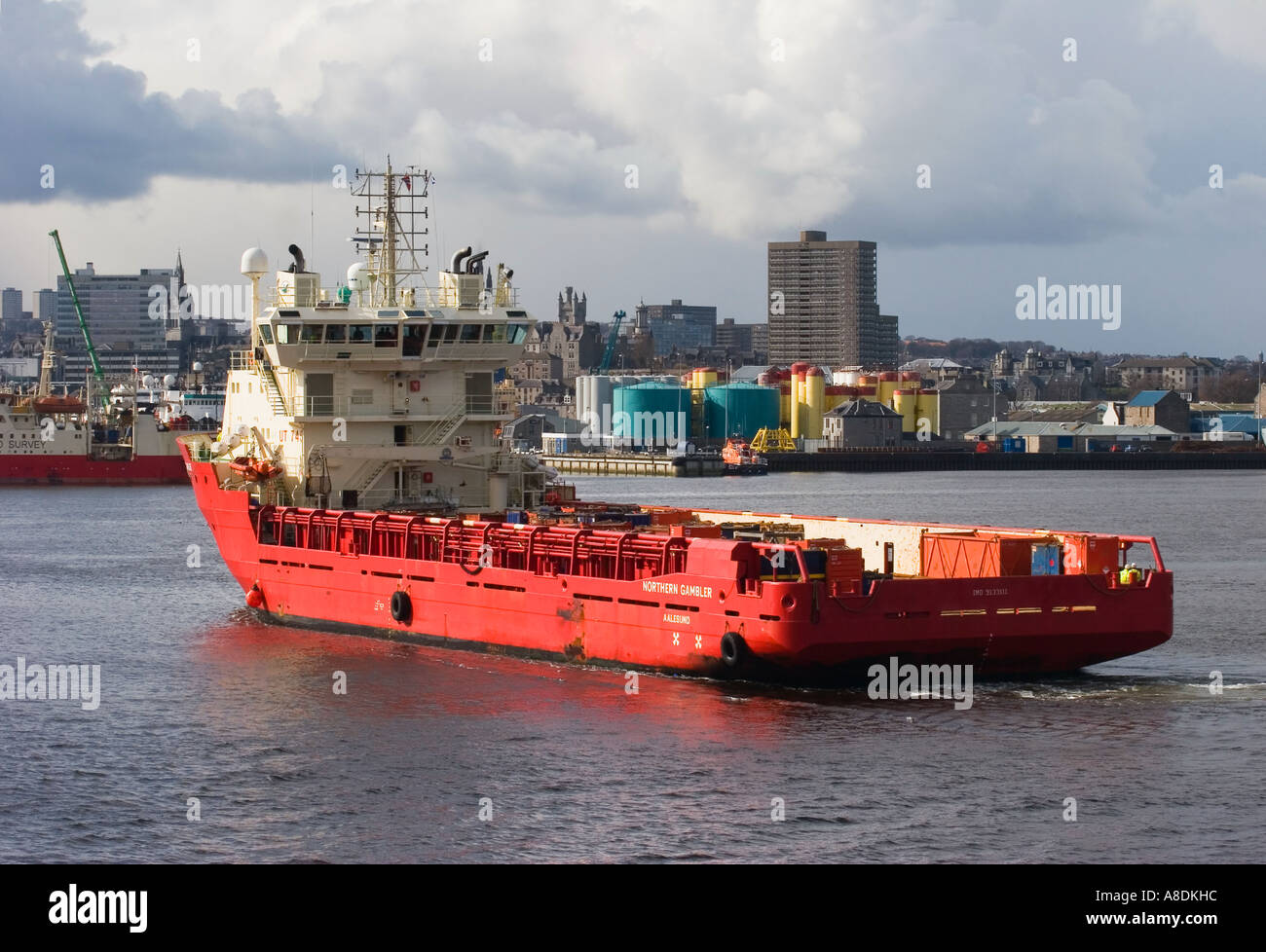 Offshore Supply Ship im Hafen von Aberdeen mit dem Stadtzentrum dahinter, Aberdeenshire, Schottland großbritannien Stockfoto
