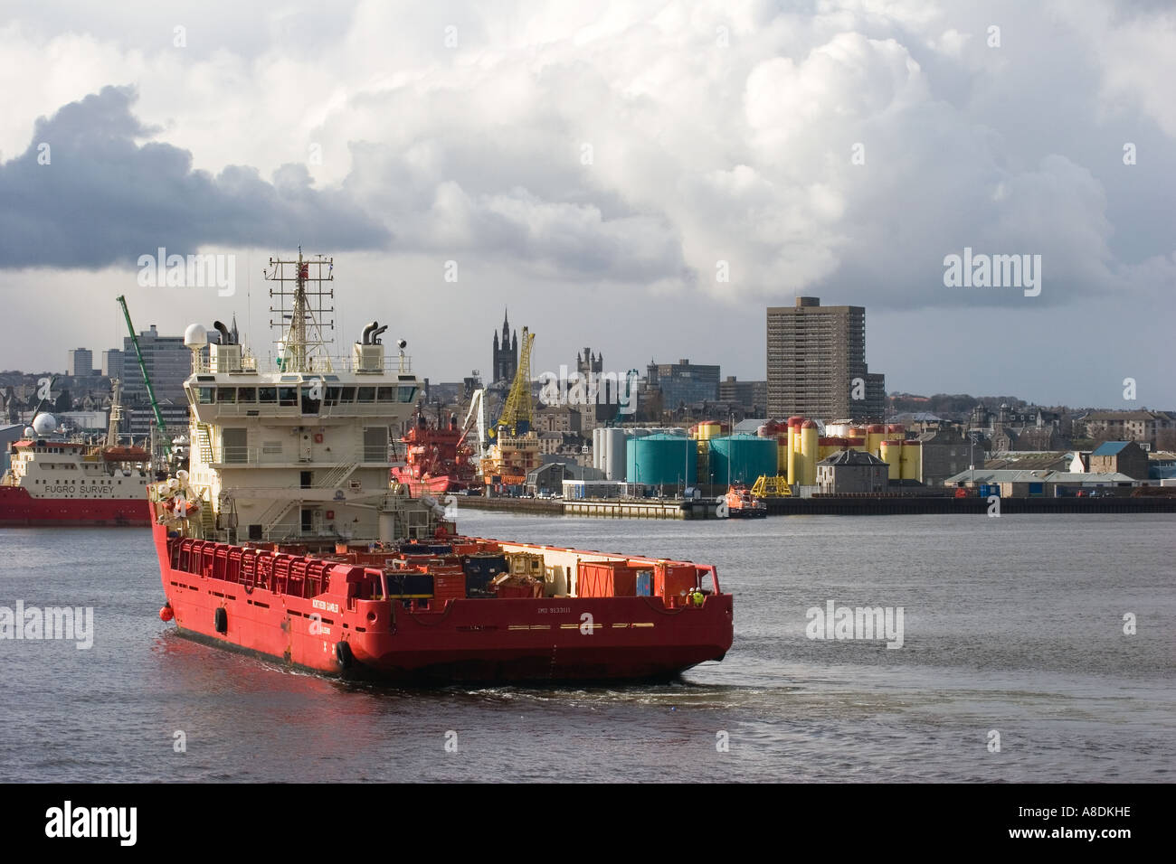 Offshore Supply Ship und ungewöhnliche Wolkenformation im Hafen von Aberdeen mit dem Stadtzentrum dahinter, Aberdeenshire, Schottland, großbritannien Stockfoto