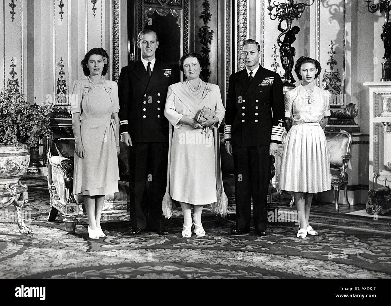 BRITISCHE Königsfamilie in 1947.From linken Prinzessin Elisabeth, ihr Verlobter Prinz Philip, Königin-Mutter, George VI, Prinzessin Margaret Stockfoto