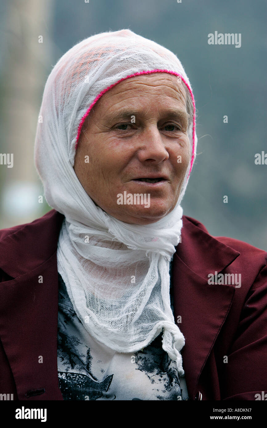 typische Porträt ethnischen Dame Tabak verarbeitenden ländlichen Balkanhalbinsel Bulgarien Süd-Ost Europa Frau kaukasischen Reisen Grand Stockfoto