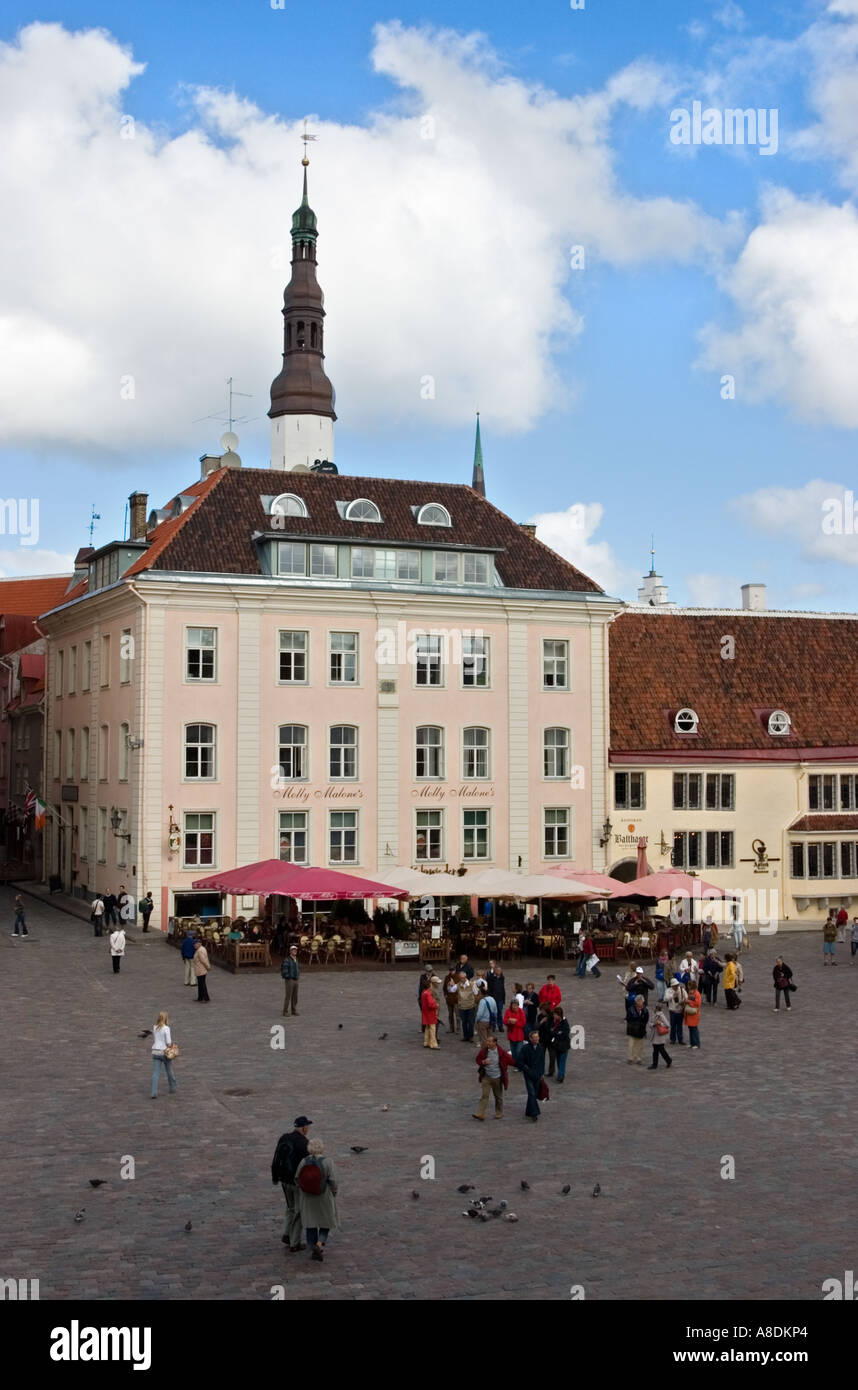 Molly Malones Restaurant am Rathausplatz mit Turm der Kirche des Heiligen Geistes im Hintergrund Tallinn Estland Stockfoto