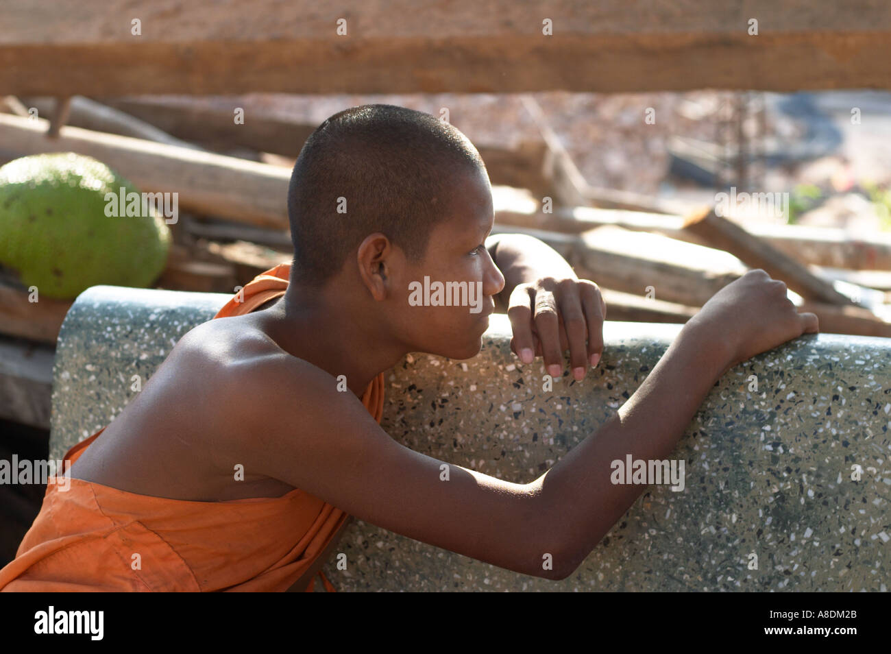 junges Kind buddhistischer Mönch saß vor einem Tempel in der Nähe von Siem reap in Kambodscha in Südostasien Stockfoto