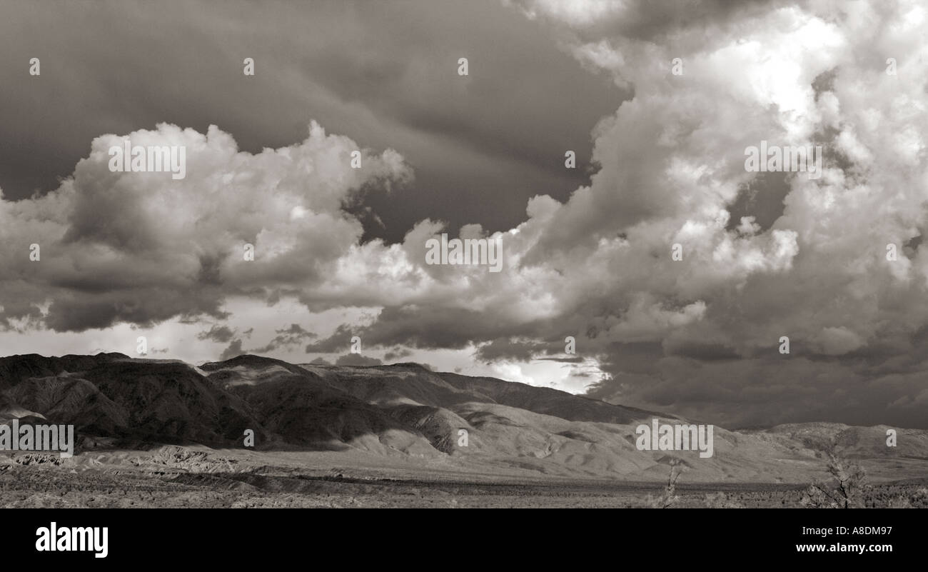 großen Cumulus Wolken Streifen über eine Bergkette in Kalifornien, USA Stockfoto