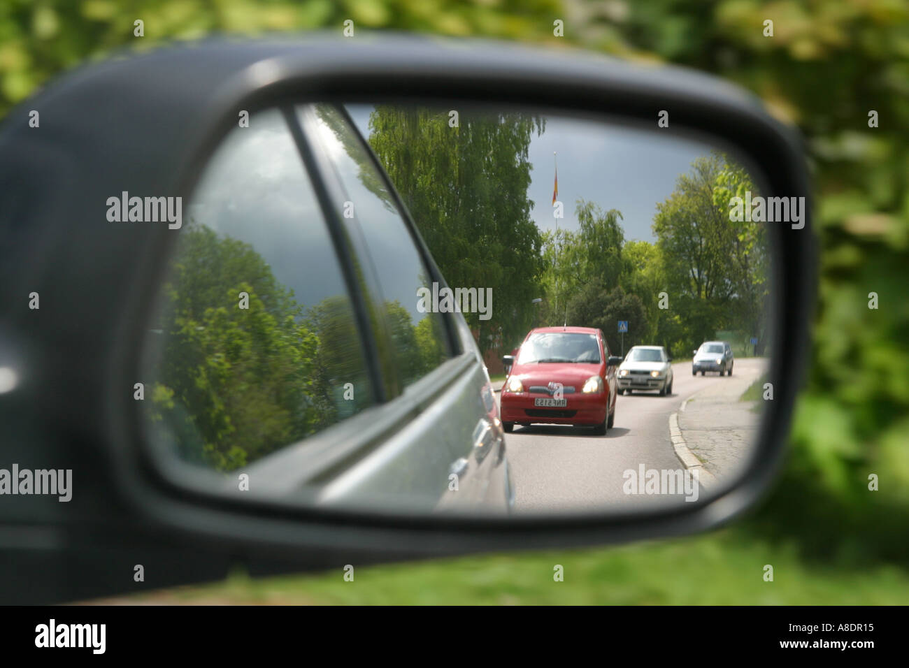 Loocking durch den rechten Spiegel eines Autos Stockfoto