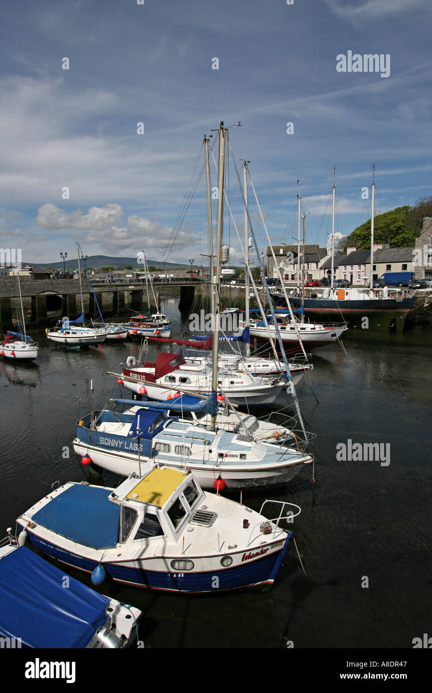 Segelboote in Castletown Hafen Isle Of Man ehemalige Castletown Brauereigebäude Stockfoto