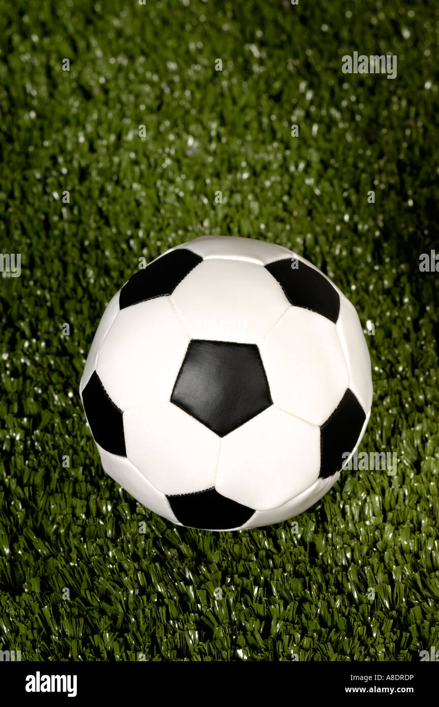 Fußball auf Kunstrasen Stockfoto