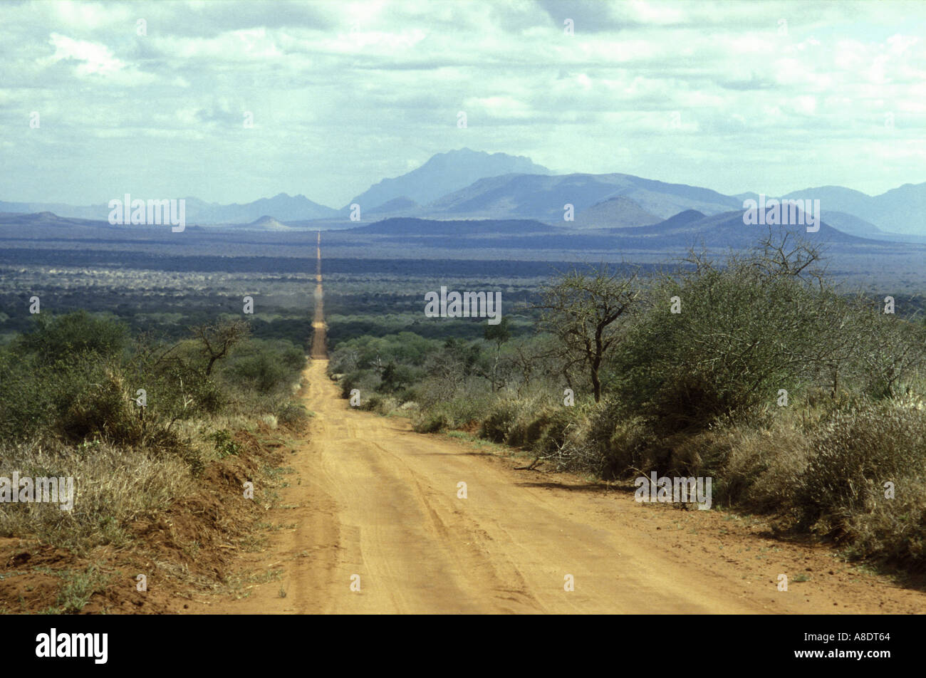 Straße im Tsavo West Nationalpark Kenia Ostafrika Taita Hills in der Ferne Stockfoto