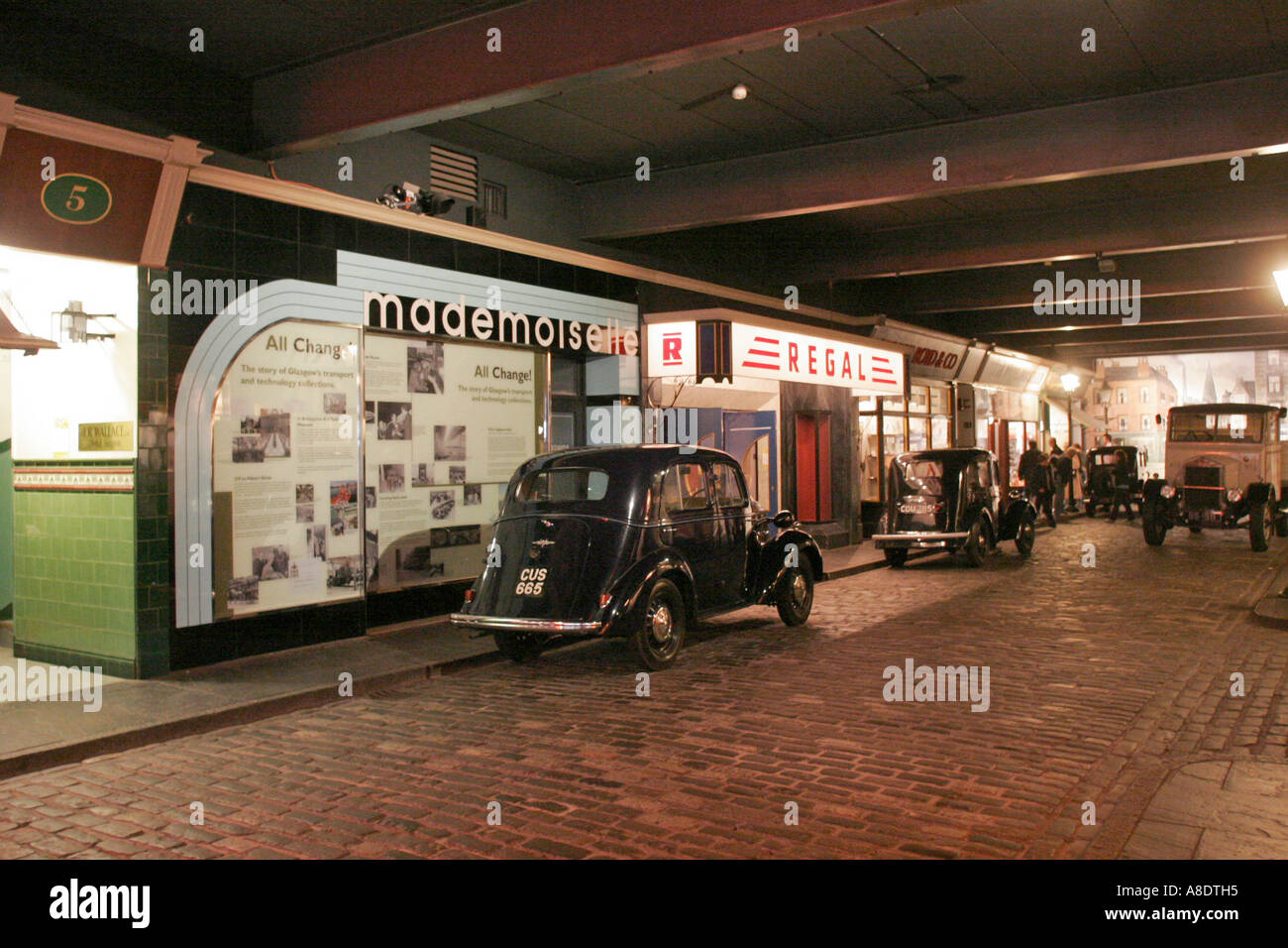 Neugestaltung der Straße und Geschäfte in Kelvin Hall Museum of Transport Glasgow Schottland Stockfoto