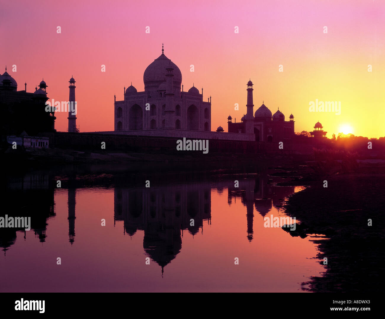 Taj Mahal und Yamuna River bei Sonnenuntergang Agra Uttar Pradesh, Indien Stockfoto