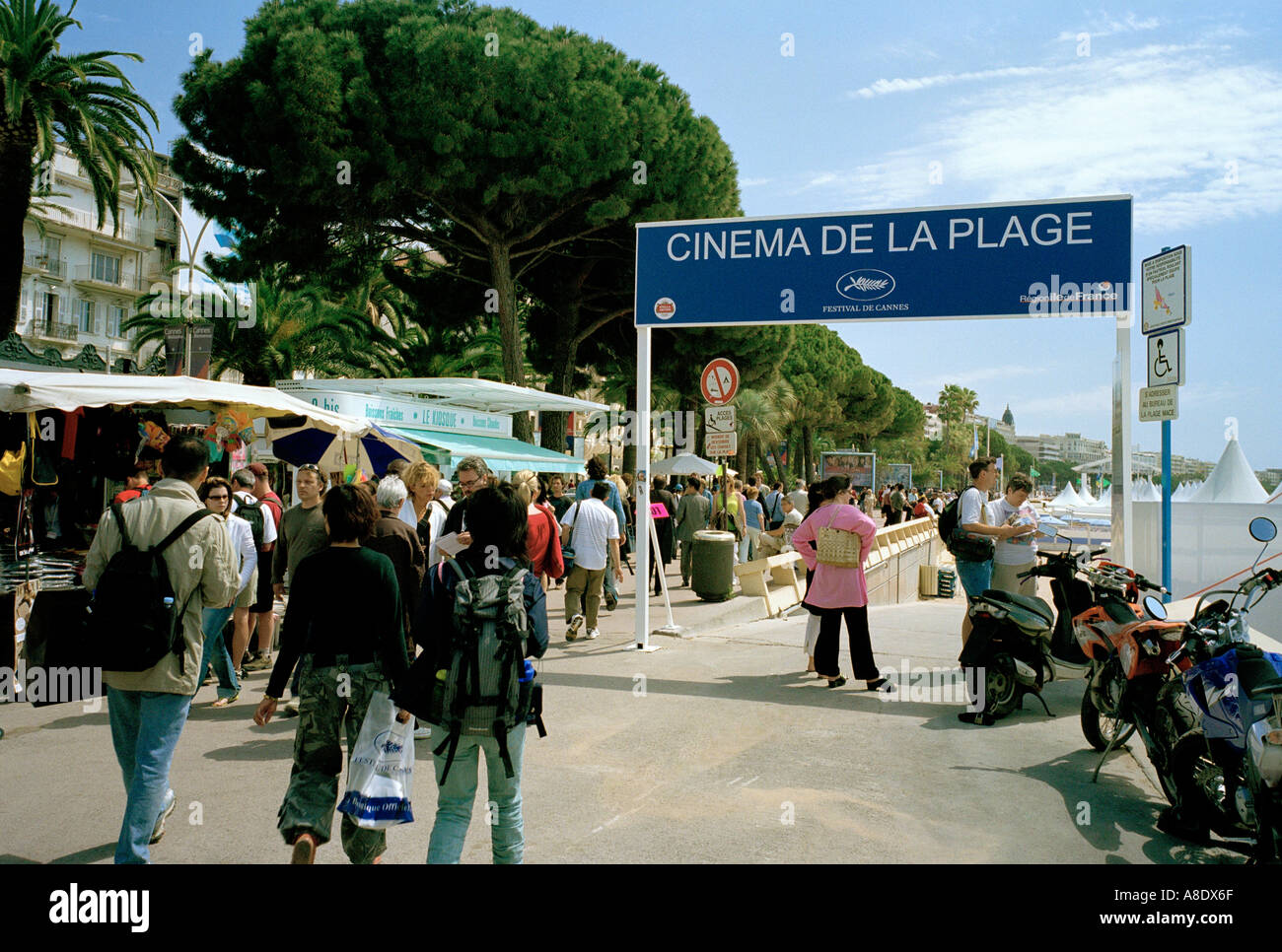 Beim Filmfestival in Cannes 2005 zeigte das Kino De La Plage Strand Openair Vorführungen von Filmklassikern Stockfoto