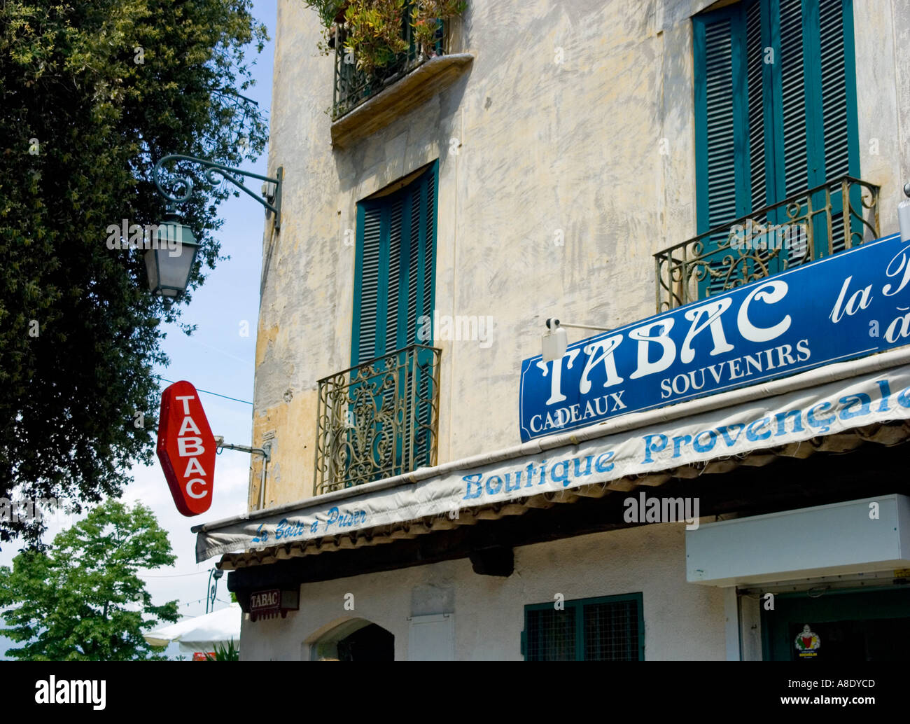 Das typische Tabac-Zeichen, die zeigt, wo Sie Tabakwaren in Frankreich kaufen können Stockfoto